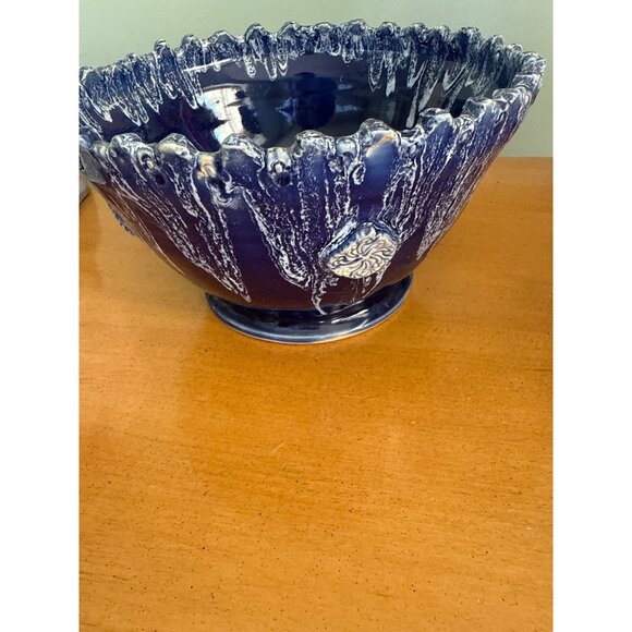 Signed Studio pottery Bowl With Drip Glaze & Textured Edge - Blue & White - Picture 4 of 9